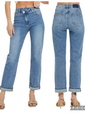Risen Jeans Mid Rise Crossover Straight Leg Jeans Size 13/31
